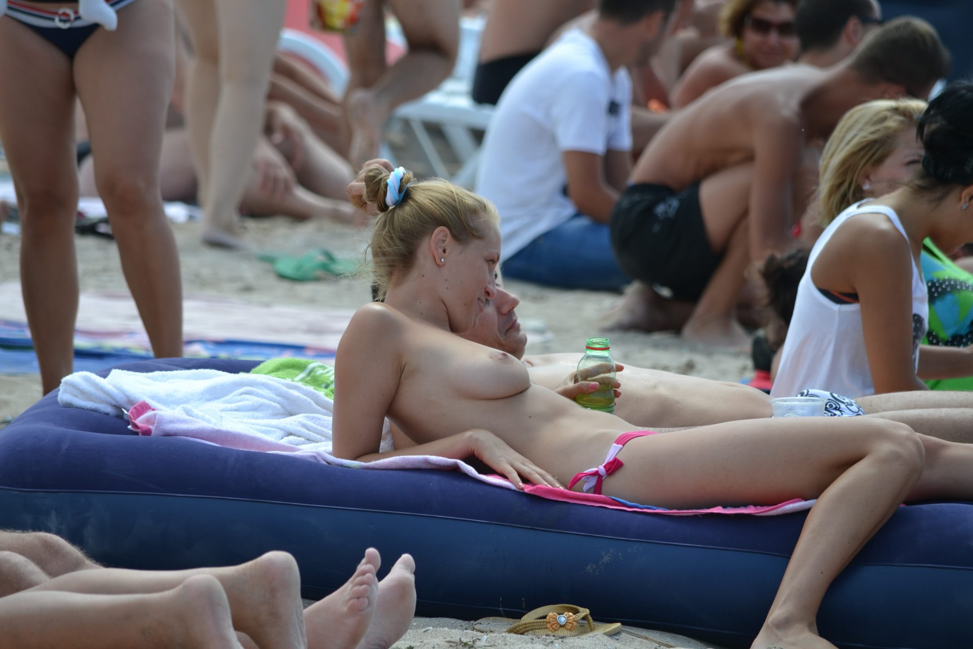 topless la plaja nu ma poza te rog bunaciune