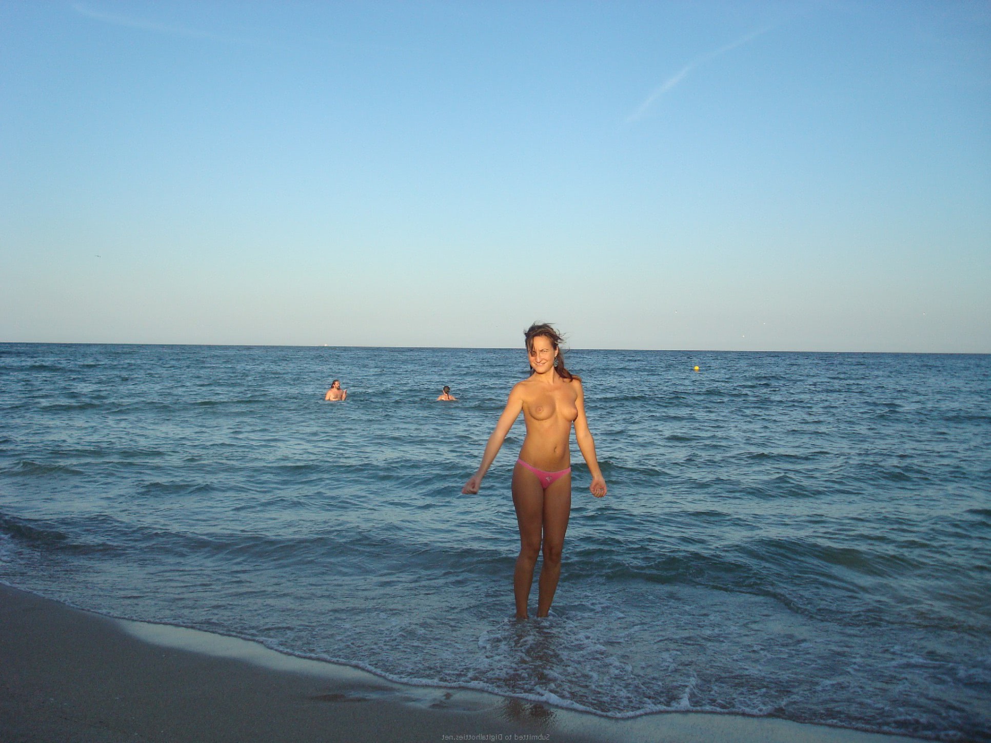 topless romanca in tatele goale pe plaja la eforie sta