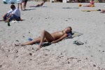 nudisti vor sa se futa in apa