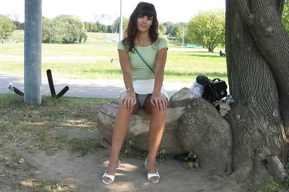 public upskirt peeing surprinse